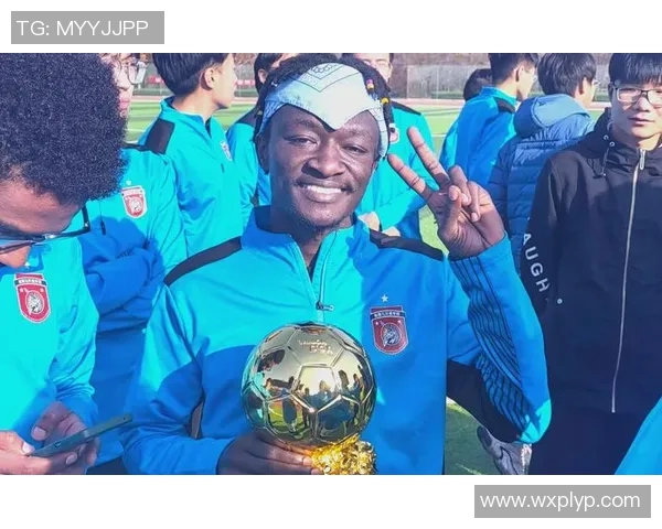 足球明星的生活背后那些默默付出的管理者与团队