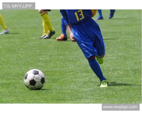 足球明星踢角球的卡通形象展示与创意设计分享 足球明星踢角球的卡通形象展示与创意设计分享